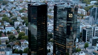 FRANKFURT, Almanya - 11 Eylül 2022: bir gökdelenden Frankfurt 'un panoramik manzarası. Çoklu konut ve ofis binaları, gökdelenler, Deutsche Bankası