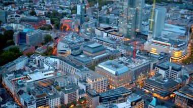 Frankfurt 'un panoramik manzarası Almanya' daki bir gökdelenden. Çoklu konut ve ofis binaları, gökdelenler