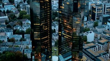 Frankfurt 'un panoramik manzarası Almanya' daki bir gökdelenden. Çoklu konut ve ofis binaları, gökdelenler