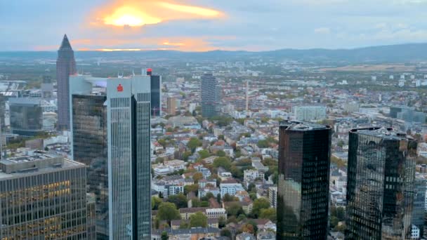 法兰克福 2022年9月11日 从摩天大楼俯瞰法兰克福全景 多座住宅和办公大楼 摩天大楼 德意志银行 — 图库视频影像