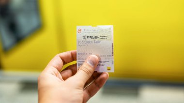 BERLİN, Almanya - Eylül 2022 Berlin yeraltı için bilet tutan bir adam,