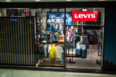 BERLİN, Almanya - EYLÜL 2022: Levis mağaza girişinin görüntüsü