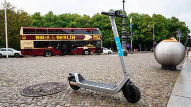 BERLİN, ALMANY - EPTEMBER, 2022: Park halindeki bir kuşun yakın görüntüsü elektrikli scooter, arka planda sokak görüntüsü