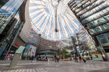 BERLİN, ALMANY - Eylül, 2022: Sony Center 'ın iç mekanı. Birden fazla mağazası, modern tasarımı ve insanları olan merkez forumu.