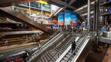 BERLİN, ALMANY - EPTEMBER, 2022: Modern tasarım, birden fazla dükkan ve insan barındıran Merkez İstasyonun İçi