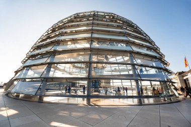 BERLİN, Almanya - EPTEMBER, 2022: Şehir merkezinde turistlerin bulunduğu Reichstag cam modern kubbenin görüntüsü