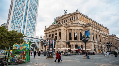 FRANKFURT, ALMANY - EYLÜL 2022: şehir merkezinin sokak manzarası. Alte Oper ile Opernplatz, arka planda dinlenen insanlar ve gökdelen