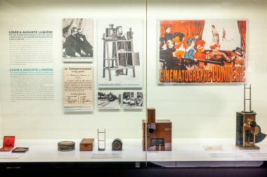 FRANKFURT, GERMANY - EYLÜL 2022: Sinema müzesindeki antika sergilerin görüntüsü