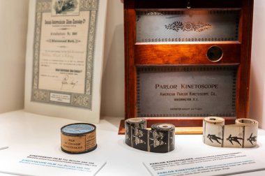 FRANKFURT, GERMANY - EYLÜL 2022: Sinema müzesindeki klasik film şeritlerinin görüntüsü