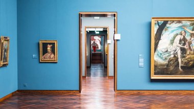 FRANKFURT, GERMANY - EYLÜL 2022: Stadel Sanat Müzesi. İçi resimlerle dolu.