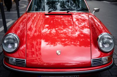 FRANKFURT, GERMANY - EYLÜL 2022: caddede park edilmiş eski model kırmızı bir Porsche 911 görüntüsü