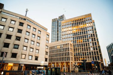 FRANKFURT, ALMANY - Eylül 2022: şehir merkezinin gün batımında sokak manzarası. Modern binalar ve yürüyen insanlarla dolu bir meydan.