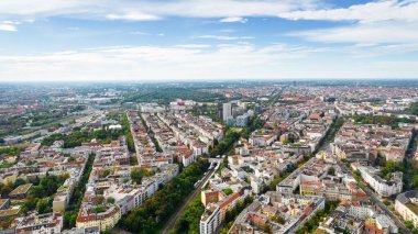 Berlin, Almanya 'nın insansız hava aracı görüntüsü. Yeşillik ve binalarla dolu bir yerleşim bölgesi