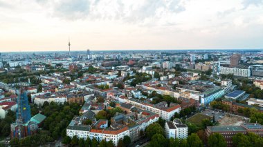 Kreuzberg, Berlin, Almanya 'nın insansız hava aracı görüntüsü. Uzakta yeşillik, katedral, binalar ve Berlin Televizyon Kulesi bulunan yerleşim yerleri