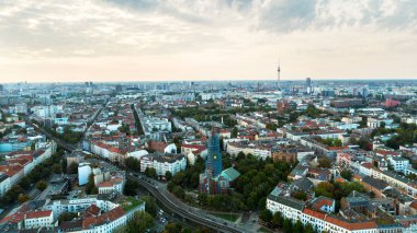 Kreuzberg, Berlin, Almanya 'nın insansız hava aracı görüntüsü. Uzakta yeşillik, katedral, binalar ve Berlin Televizyon Kulesi bulunan yerleşim yerleri