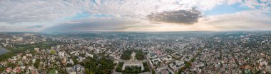 Moldova 'nın merkezindeki Chisinau' nun hava aracı panoramik görüntüsü. Central Park, Katedral, Hükümet, Göl ve bir sürü yeşillik, binalar