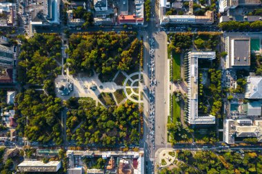 Chisinau 'nun Moldova' daki hava aracı görüntüsü. Central Park, Katedral, Hükümet, bir sürü yeşillik, binalar dikey görünüm