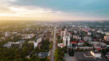 Chisinau 'nun günbatımında Moldova' da hava aracı görüntüsü. Belediye başkanlığı ve parlamentoyla şehir merkezi manzarası, birden fazla bina, yollar, yemyeşil, şehir manzarası