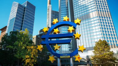 Frankfurt, Almanya 'da arka planında birden fazla gökdelen bulunan The Euro-Skulptur' un yakın görüntüsü. Üzerinde Ukrayna bayrağı ve kan var.