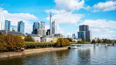 Frankfurt şehri, Almanya 'da. Demirlemiş tekneleri ve arka planında gökdelenleri olan ana nehir.