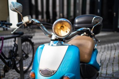 Frankfurt, Almanya 'da klasik mavi bir scooter' ın yakın görüntüsü