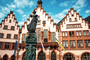Frankfurt, Almanya 'daki Roemerberg Belediye Binası manzarası. Önünde çeşme olan kare.