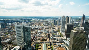 Frankfurt 'un panoramik manzarası Almanya' daki bir gökdelenden. Çoklu konut ve ofis binaları, gökdelenler