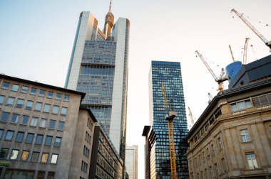 Frankfurt şehir merkezi, gün batımında, Almanya. Gökdelenler ve klasik binalar