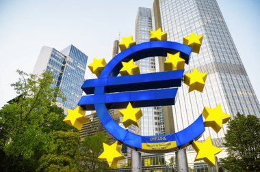 Frankfurt, Almanya 'da arka planında birden fazla gökdelen bulunan The Euro-Skulptur' un yakın görüntüsü. Üzerinde Ukrayna bayrağı ve kan var.