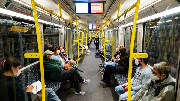 Берлін Німеччина Септембер 2022 Внутрішня Частина Підземного Поїзда Кількома Людьми — стокове фото