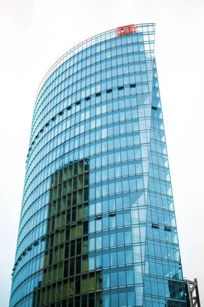 Berlin Tyskland September 2022 Vertikal Över Modern Skyskrapa Med Glasfasad — Stockfoto