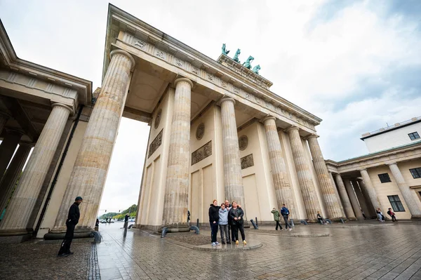 2022年9月 下雨天在市中心的勃兰登堡门景观 周围的游客 — 图库照片