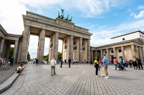 2022年9月 市中心勃兰登堡门的景观 周围的游客 — 图库照片