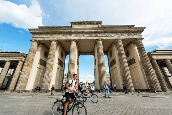 2022年9月 市中心勃兰登堡门的景观 周围的游客 — 图库照片
