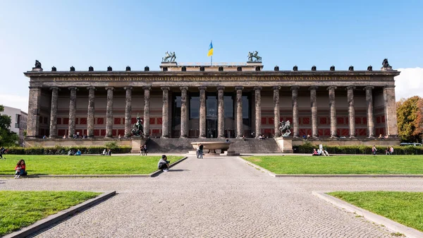 2022年9月 阿尔特博物馆和卢斯加滕景观 其前面有很多人 市中心有乌克兰国旗 — 图库照片