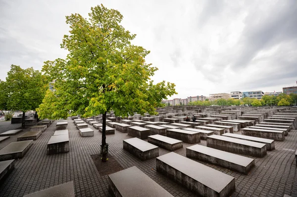 ドイツ ベルリンのダウンタウンでヨーロッパの殺人ユダヤ人への記念碑 それらの間の狭い路地を持つ長方形のコンクリートブロックの行 — ストック写真