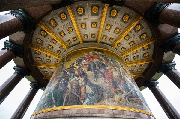 Blízký Pohled Vítězný Sloup Berlíně Německo Podstavec Sloupy Obrazem Mozaiky — Stock fotografie