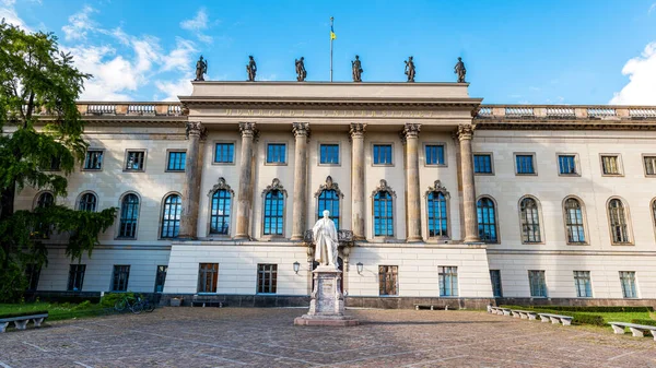 德国柏林市中心洪堡大学的景观 赫尔曼 赫尔姆霍兹雕像的前景 — 图库照片