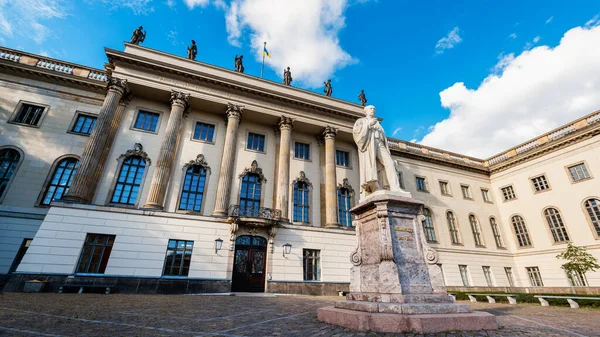 Άποψη Του Πανεπιστημίου Humboldt Στο Κέντρο Του Βερολίνου Γερμανία Άγαλμα — Φωτογραφία Αρχείου