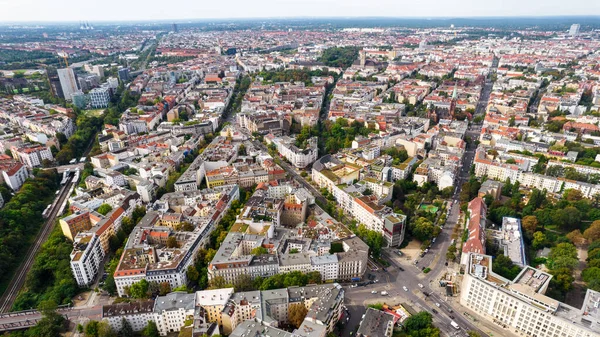 ドイツ ベルリンの空中ドローンビュー 緑と建物のある住宅地 — ストック写真