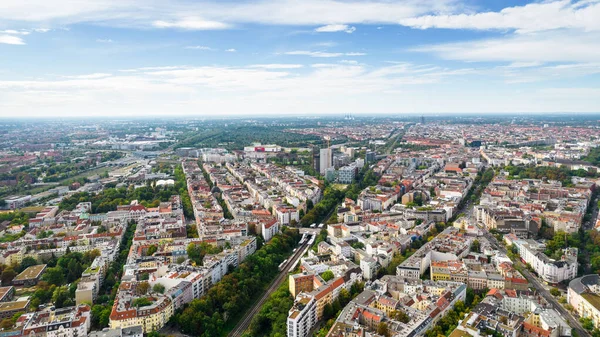 ドイツ ベルリンの空中ドローンビュー 緑と建物のある住宅地 — ストック写真