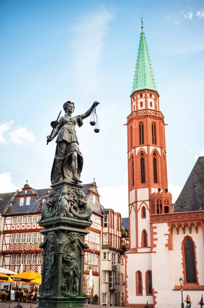 Vertikale Ansicht Des Brunnens Der Gerechtigkeit Auf Dem Roemerberg Frankfurt — Stockfoto