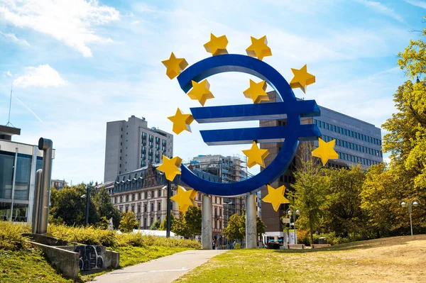 Vue Euro Skulptur Avec Des Bâtiments Modernes Classiques Arrière Plan — Photo