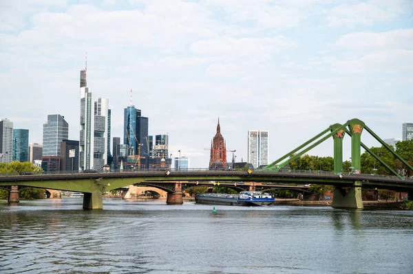 Stadsgezicht Van Frankfurt Centrum Duitsland Rivier Main Met Bruggen Drijvende — Stockfoto