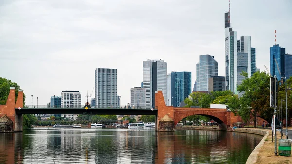 Stadsgezicht Van Frankfurt Centrum Duitsland Rivier Main Met Een Brug — Stockfoto