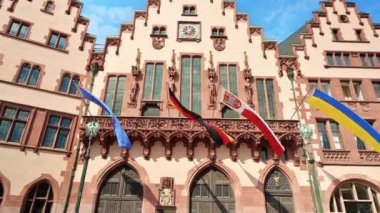 Frankfurt, Almanya 'da Roemerberg' de bulunan belediye binasının manzarası. Üzerinde bayraklar olan ulusal bir cephe.