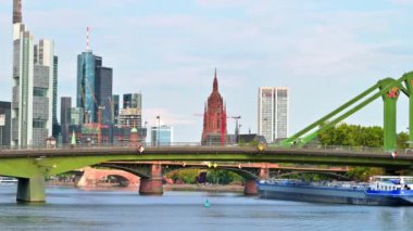 FRANKFURT, Almanya - 11 Eylül 2022: şehir merkezi şehir manzarası. Yüzen teknesi, köprüsü ve arka planında gökdelenleri olan River Main.