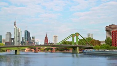 FRANKFURT, Almanya - 11 Eylül 2022: şehir merkezi şehir manzarası. Yüzen teknesi, köprüsü ve arka planında gökdelenleri olan River Main.