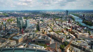Frankfurt 'un panoramik manzarası Almanya' daki bir gökdelenden. Birden fazla ev ve ofis binası, gökdelenler, nehir kenarı.