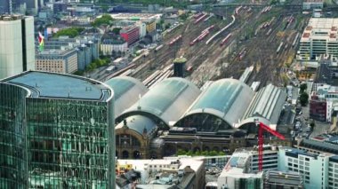 Frankfurt 'un Almanya' daki bir gökdelenden görünüşü. Tren istasyonu, birden fazla mesken ve ofis binası, gökdelen.